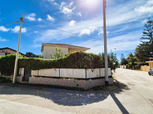 Case e ville in vendita di 166 m² in Via delle Rose, 9