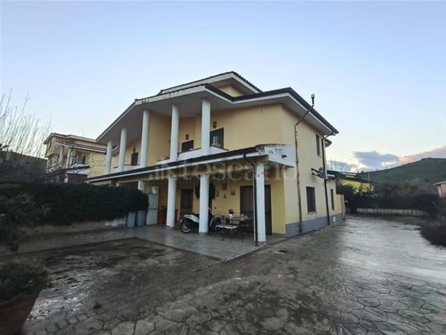 Case e ville in vendita di 166 m² in Via Martiri di Nassirya