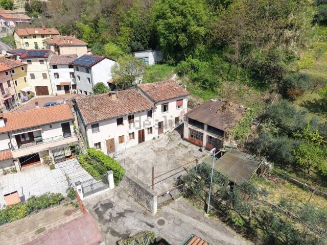 Case e ville in vendita di 167 m² in Via Fontanelle, 36