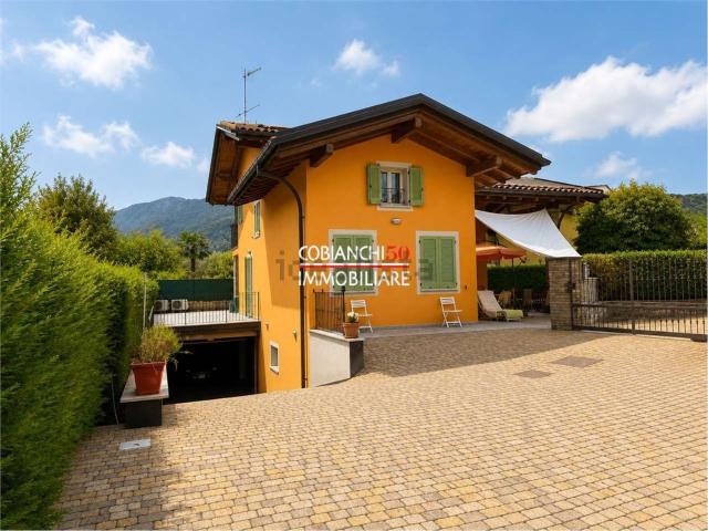 Case e ville in vendita di 167 m² in Via Sant&apos Anna