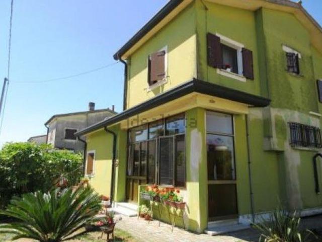 Case e ville in vendita di 168 m² in Via Cesare Battisti