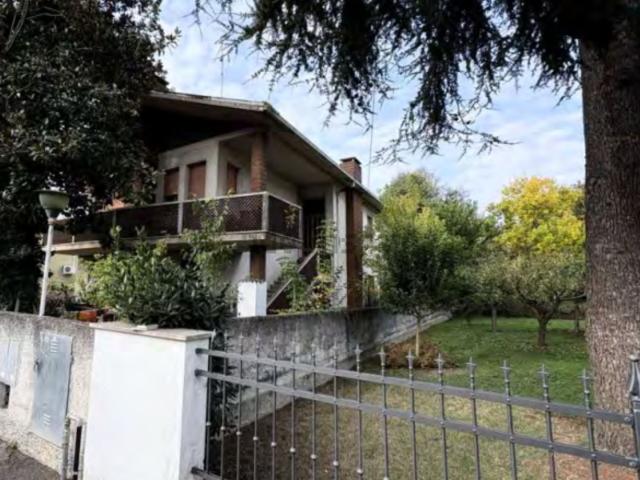 Case e ville in vendita di 168 m² in Via Giovanni XXIII