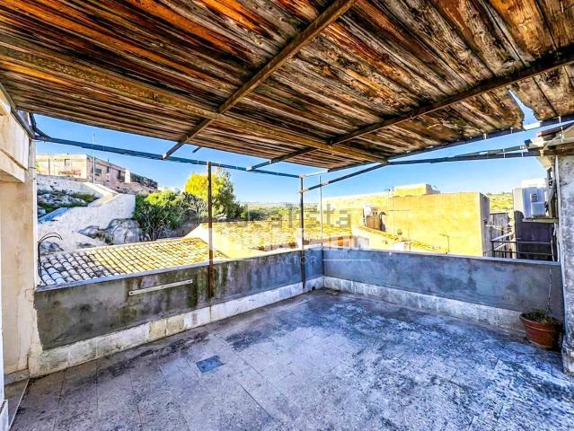 Case e ville in vendita di 169 m² in Via Angelo Cavarra