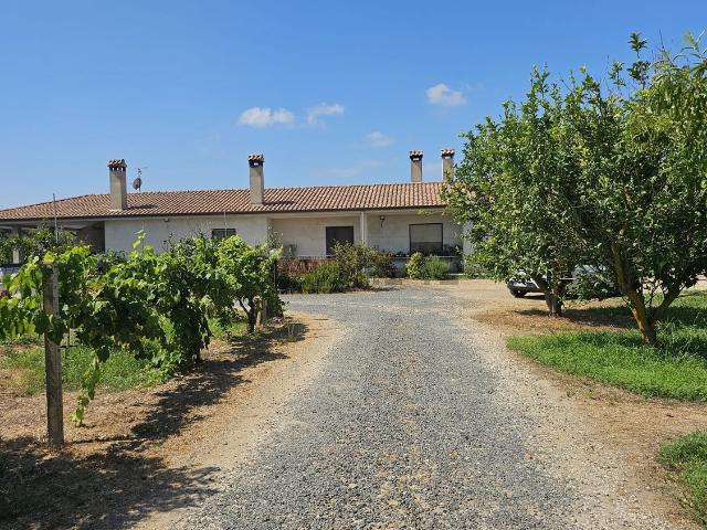 Case e ville in vendita di 1700 m² in Via Case Sparse