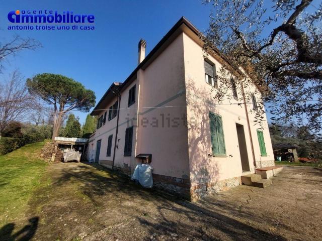 Case e ville in vendita di 1700 m² in Via di Riaffrico, 32