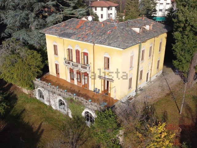 Case e ville in vendita di 1700 m² in Via Lazzaro Papi, 11