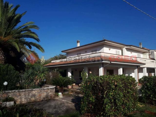 Case e ville in vendita di 170 m² in Via Collecedro