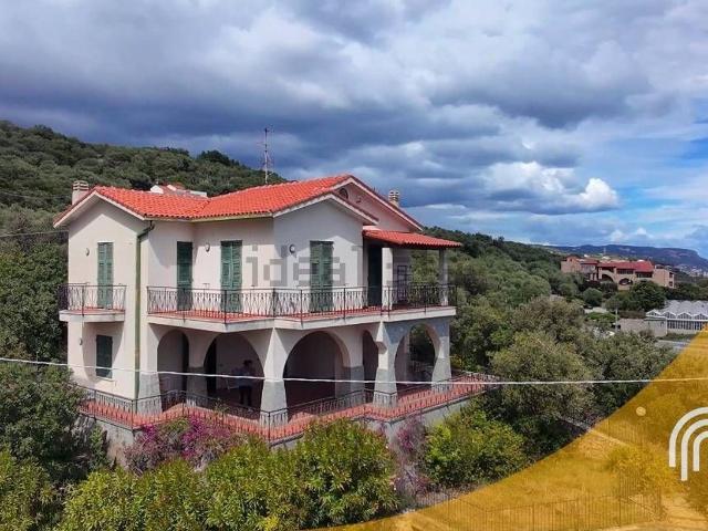 Case e ville in vendita di 170 m² in Via castellari, 71