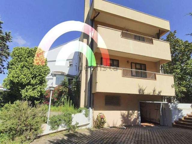 Case e ville in vendita di 170 m² in Via Antonio Naccari