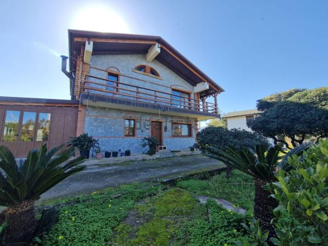 Case e ville in vendita di 170 m² in Via Antonino Calderone