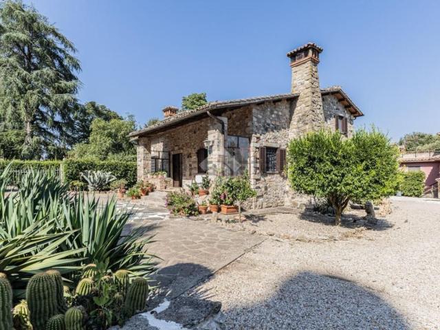 Case e ville in vendita di 170 m² in Via Anguillara, 17
