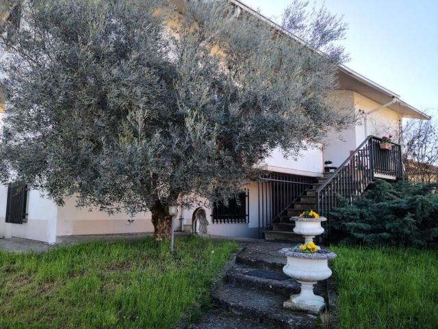Case e ville in vendita di 170 m² in Via Alessandro Manzoni