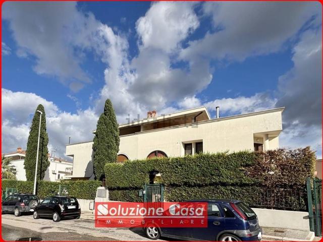 Case e ville in vendita di 170 m² in Via Aviere Francesco Iacobone