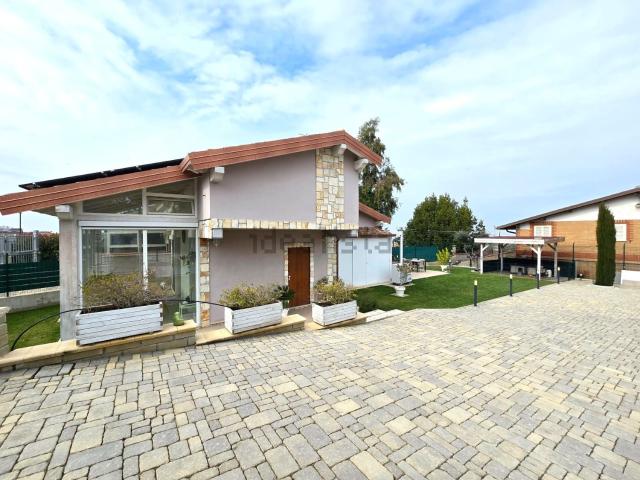 Case e ville in vendita di 170 m² in Via G. Casinovi, 10