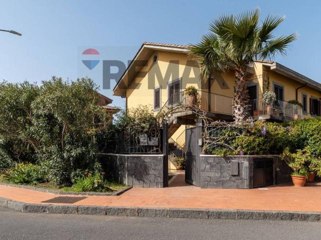 Case e ville in vendita di 170 m² in Via G. Grasso, 35