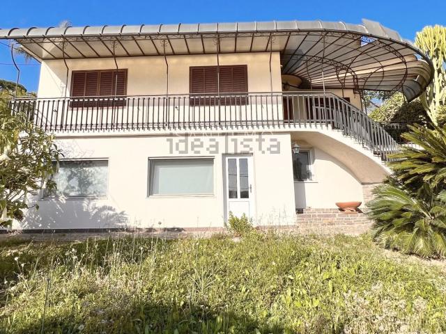 Case e ville in vendita di 170 m² in Via Giacomo Leopardi
