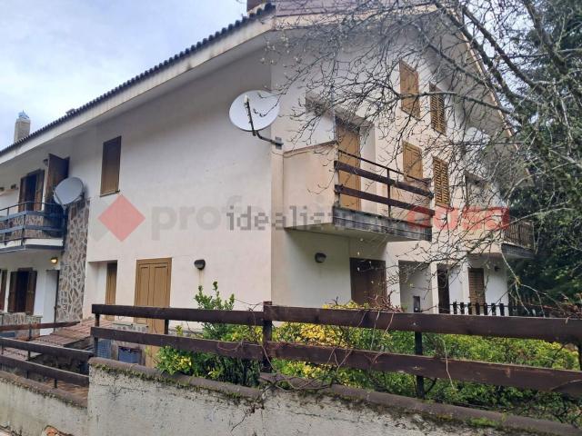 Case e ville in vendita di 170 m² in Via dei Monti, 16