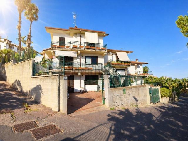Case e ville in vendita di 170 m² in Via dei Ciclopi, 106