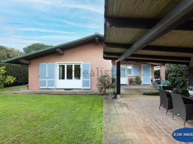 Case e ville in vendita di 170 m² in Via dei Pioppi, 34