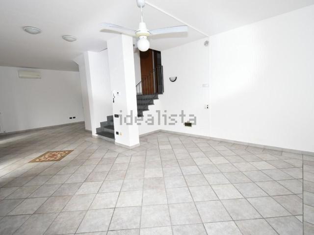 Case e ville in vendita di 170 m² in Via della Villa