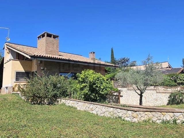 Case e ville in vendita di 170 m² in Via Firenze, 38