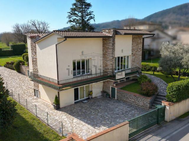 Case e ville in vendita di 170 m² in Via Sarzanese, 4289