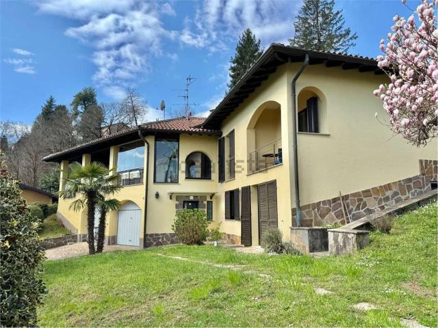 Case e ville in vendita di 170 m² in Via Ponte Tresa, 13