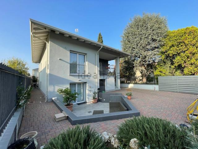 Case e ville in vendita di 170 m² in Via per Cerro Maggiore