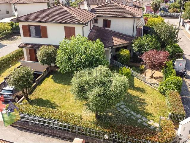 Case e ville in vendita di 170 m² in Via Pino Baj