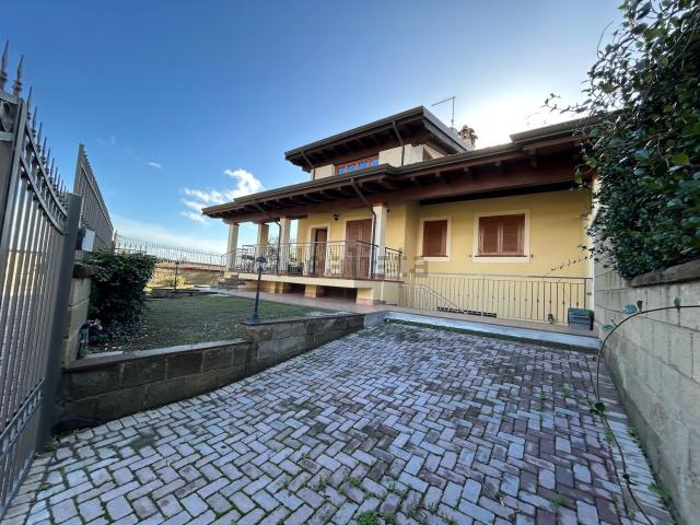 Case e ville in vendita di 170 m² in Via Rimessa Nuova