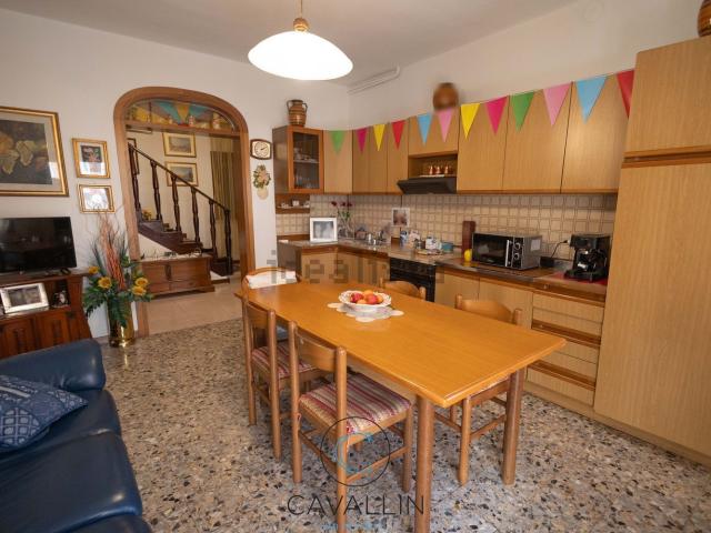 Case e ville in vendita di 170 m² in Viale P. Bertolini, 29