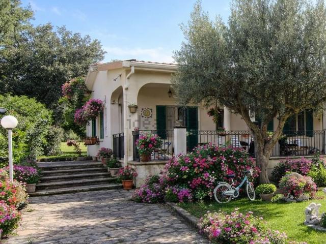 Case e ville in vendita di 170 m² in Contrada Giudaloca Ciavoli, 68