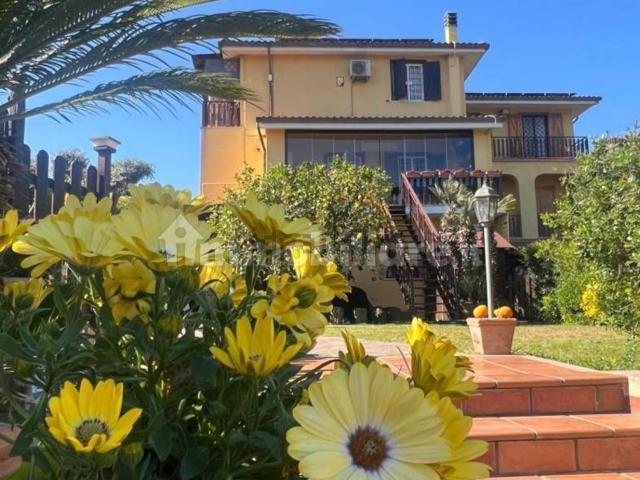Case e ville in vendita di 170 m² in Strada Provinciale 3/e Ardeatina