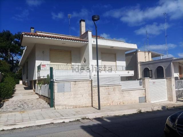 Case e ville in vendita di 171 m² in Via delle Rose, 16