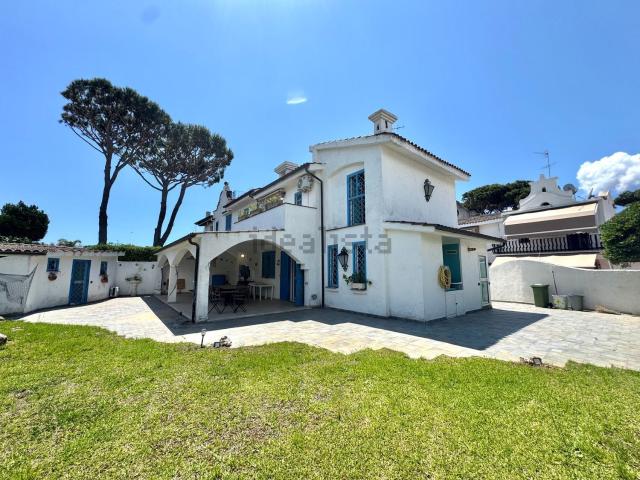 Case e ville in vendita di 171 m² in Via Lido il Campanile
