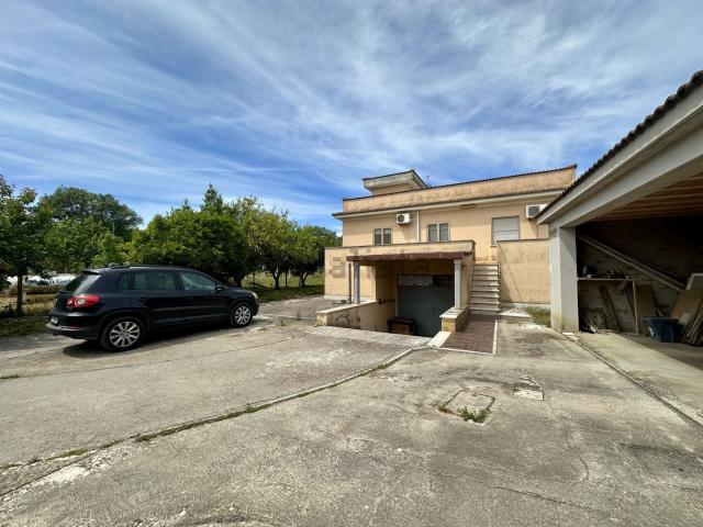 Case e ville in vendita di 171 m² in Via Tarano, 6