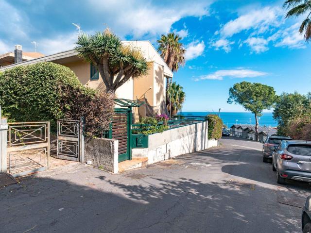Case e ville in vendita di 171 m² in Via Vampolieri