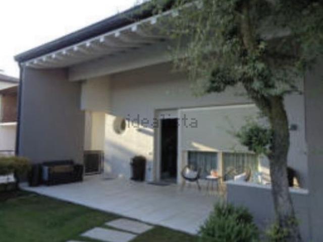 Case e ville in vendita di 172 m² in Via A. De Gasperi, 43