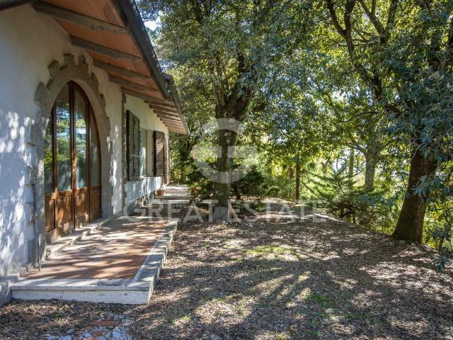 Case e ville in vendita di 172 m² in Via dei Pini