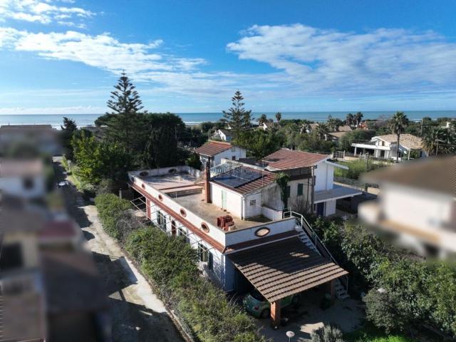 Case e ville in vendita di 172 m² in Via del Salice