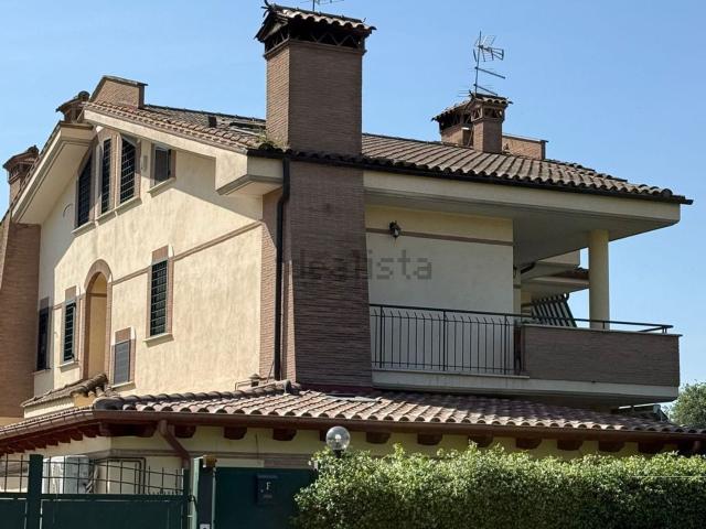 Case e ville in vendita di 173 m² in Via di Grotte Celoni, 100
