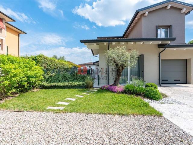 Case e ville in vendita di 174 m² in Via Rimoldi, 82