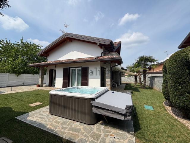 Case e ville in vendita di 175 m² in Via Baragiola, 17