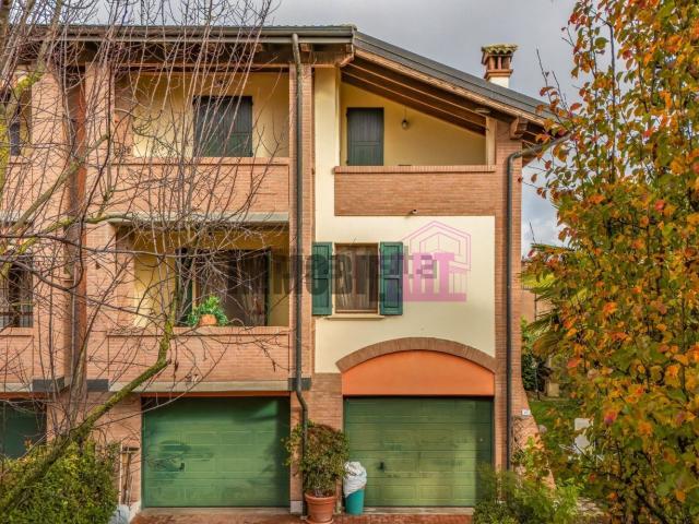Case e ville in vendita di 175 m² in Via Ghiarda, 49