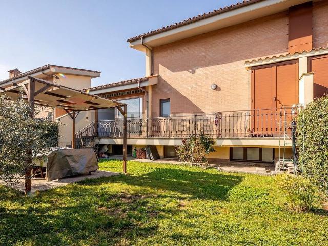Case e ville in vendita di 175 m² in Via Guglielmo Cappa, 203