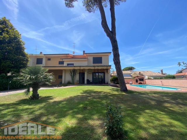 Case e ville in vendita di 175 m² in Via dei Ciclamini, 67