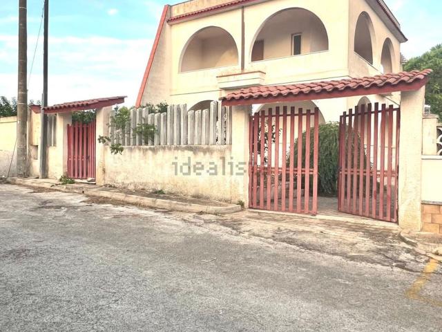 Case e ville in vendita di 175 m² in Via dei Garofani, 7