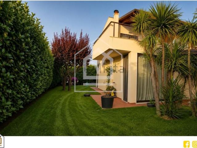 Case e ville in vendita di 175 m² in Via dei Gerani