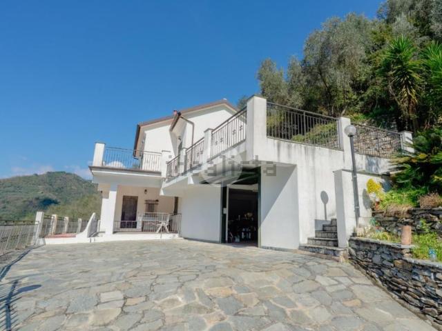 Case e ville in vendita di 175 m² in Via del Camoglino