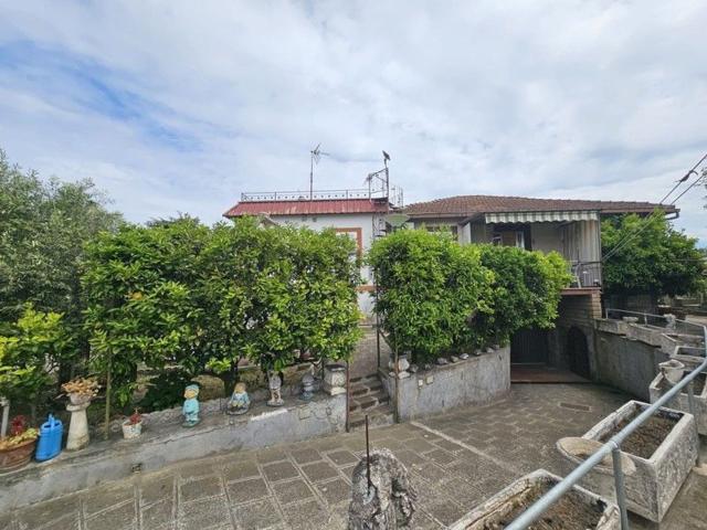 Case e ville in vendita di 175 m² in Via del Sassone